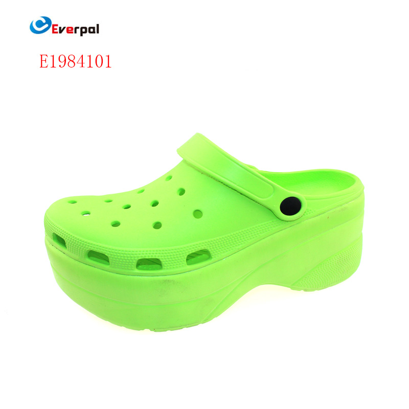 รองเท้าแตะ Clogs ของผู้หญิงจะสร้างสมดุลระหว่างโครงสร้างน้ำหนักเบาและความทนทานในชีวิตประจำวันได้อย่างไร